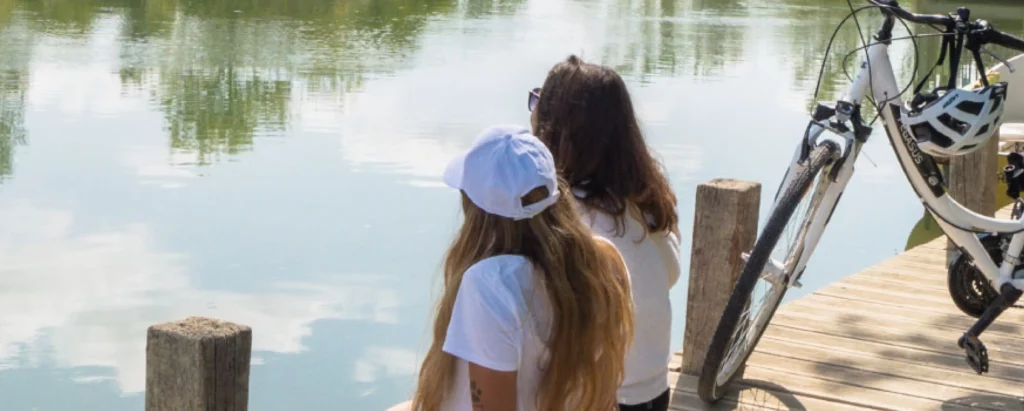 photo femmes sur un pont avec un vélo